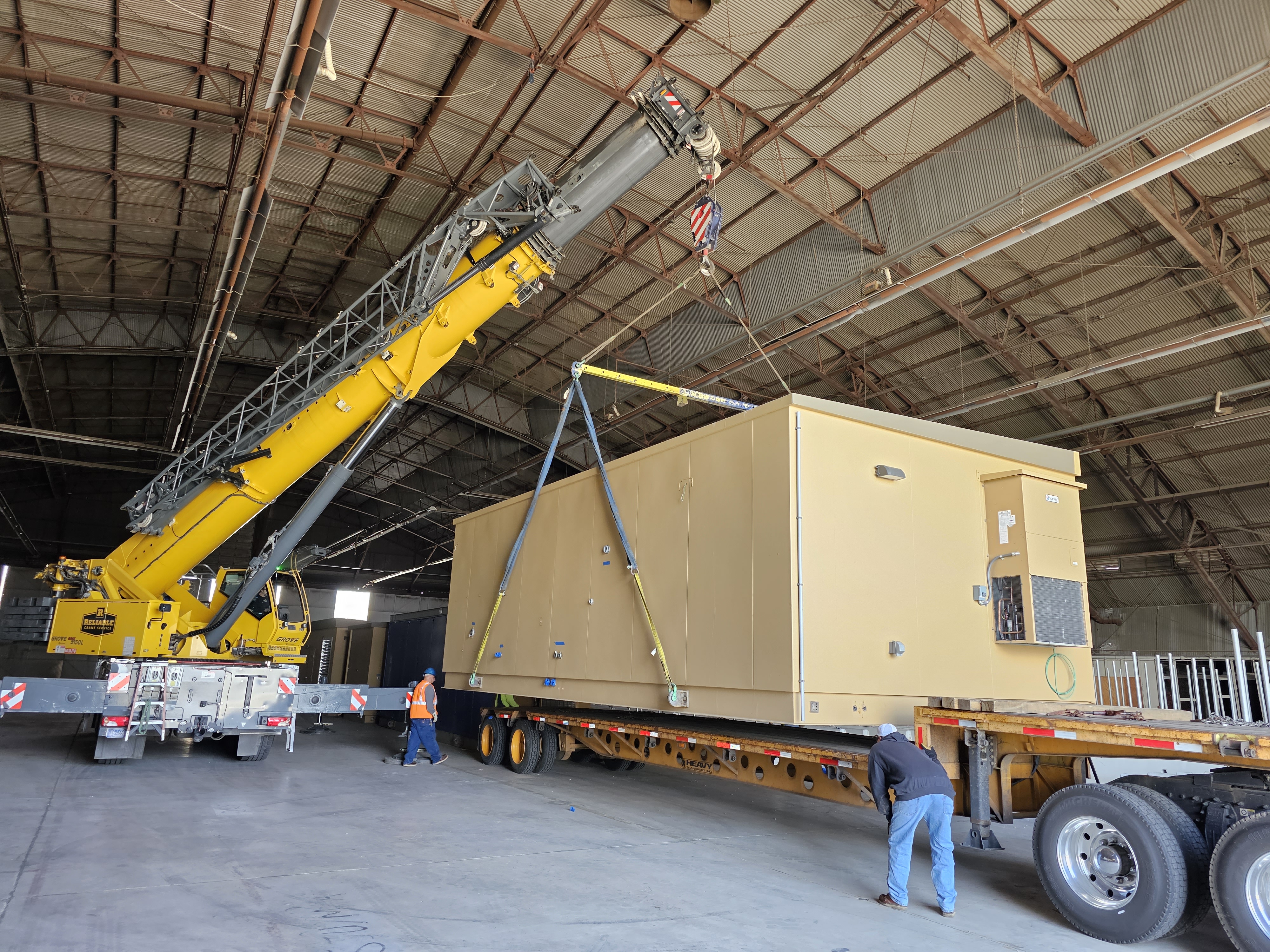 Hangar crane lift