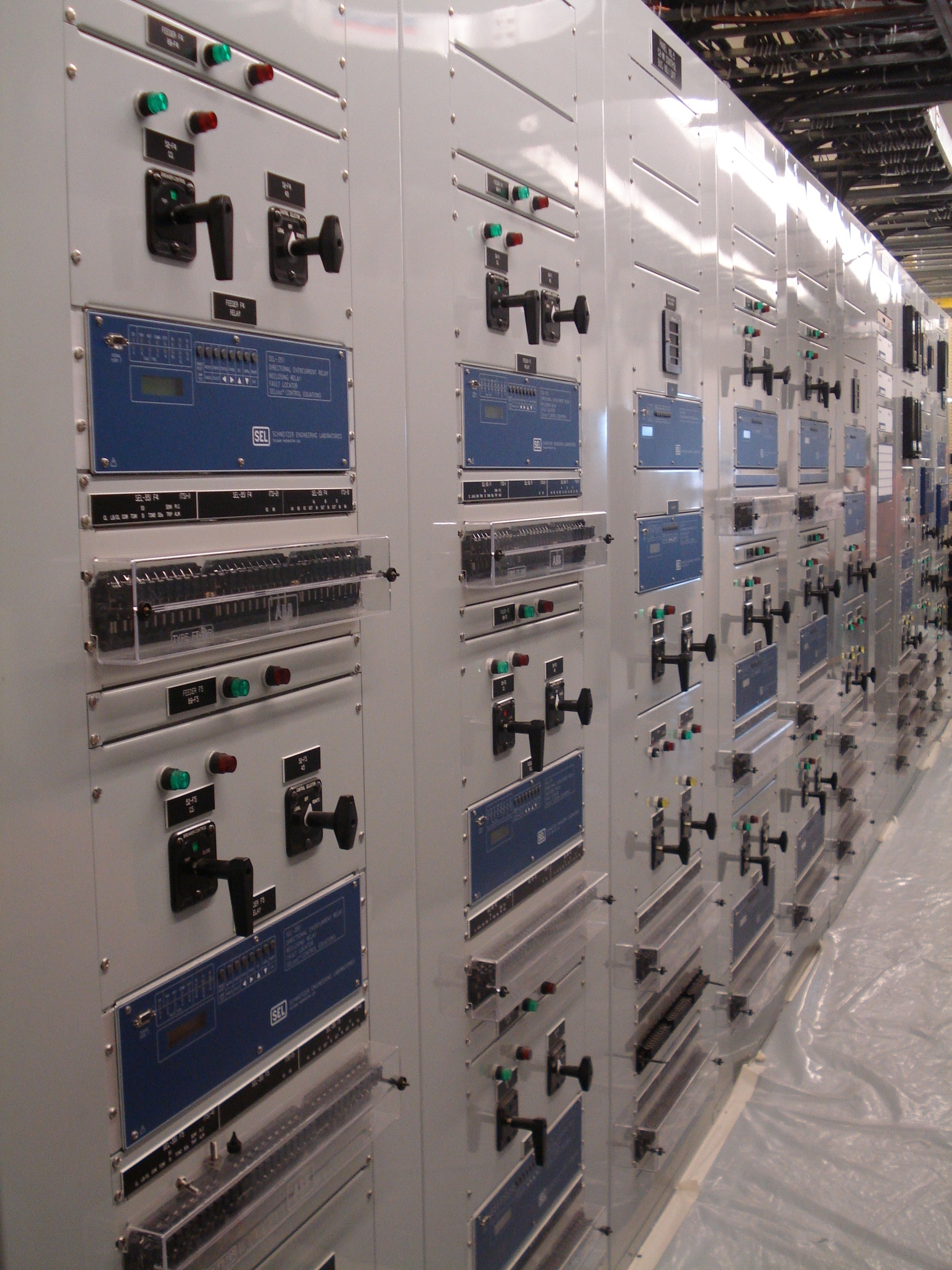 Protective relay panel lineup in multi-bay switchgear building